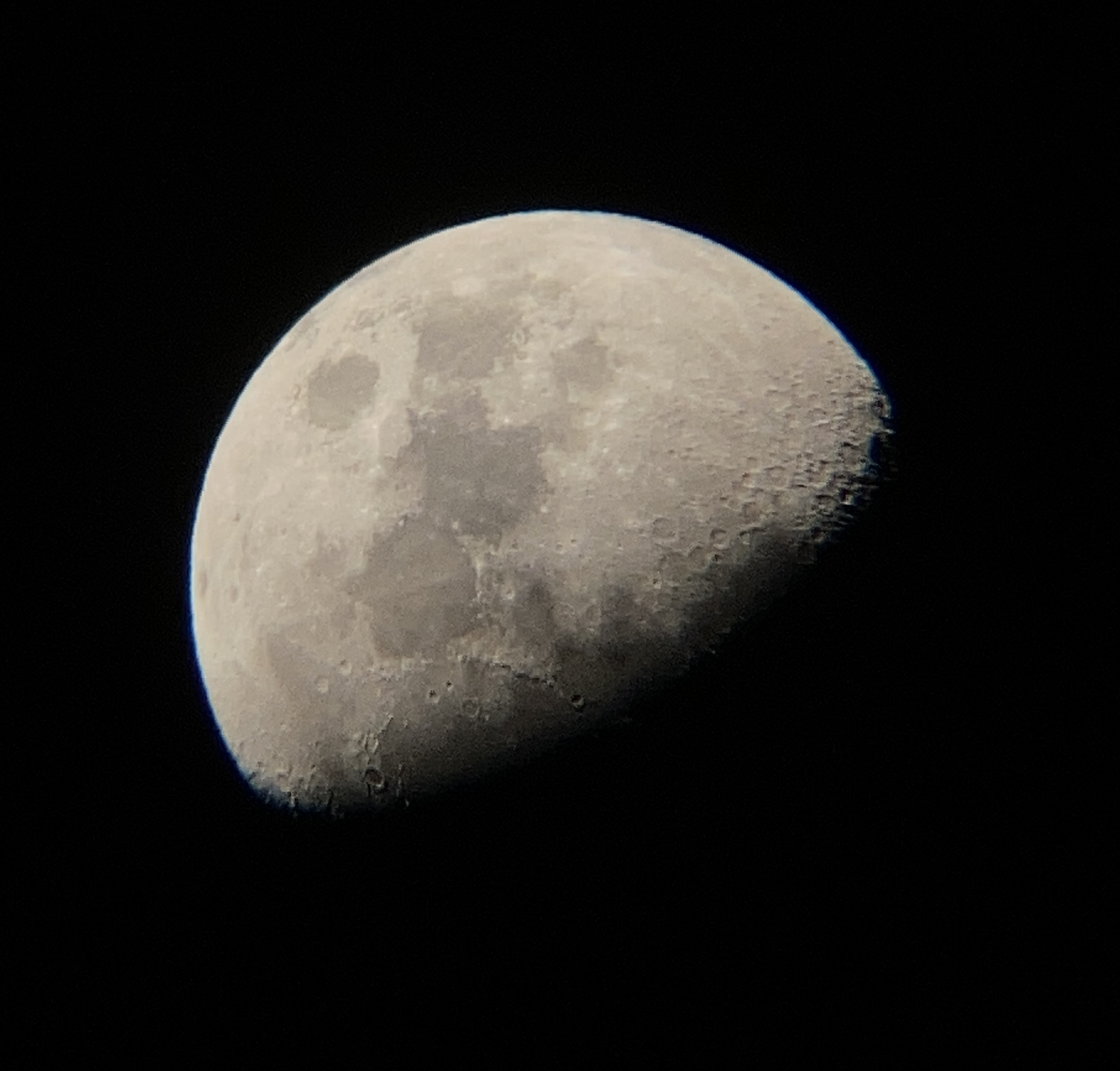 「天体望遠鏡ウルトラムーンを使用して撮影した月」画像