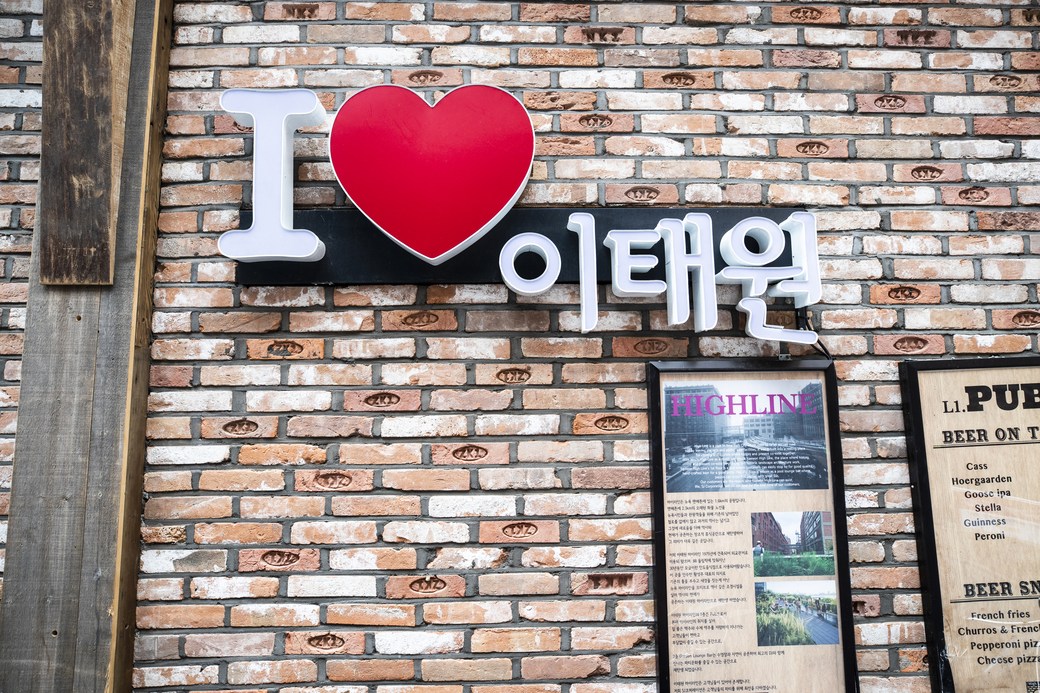 「人気ドラマ『梨泰院クラス』で知られる、ソウル市内「イテウォン」の風景」画像