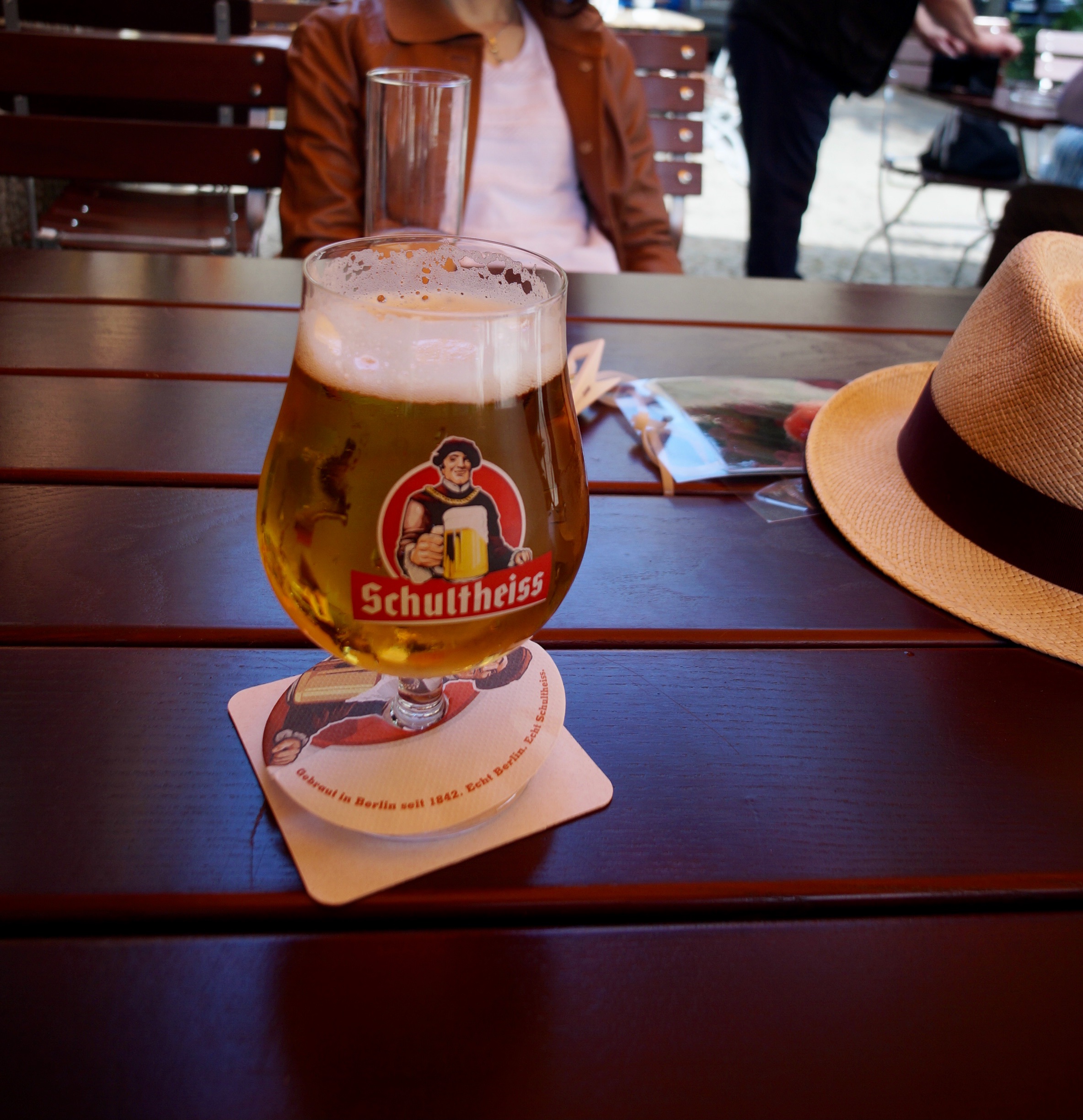 「テラス席でベルリンのビール」画像