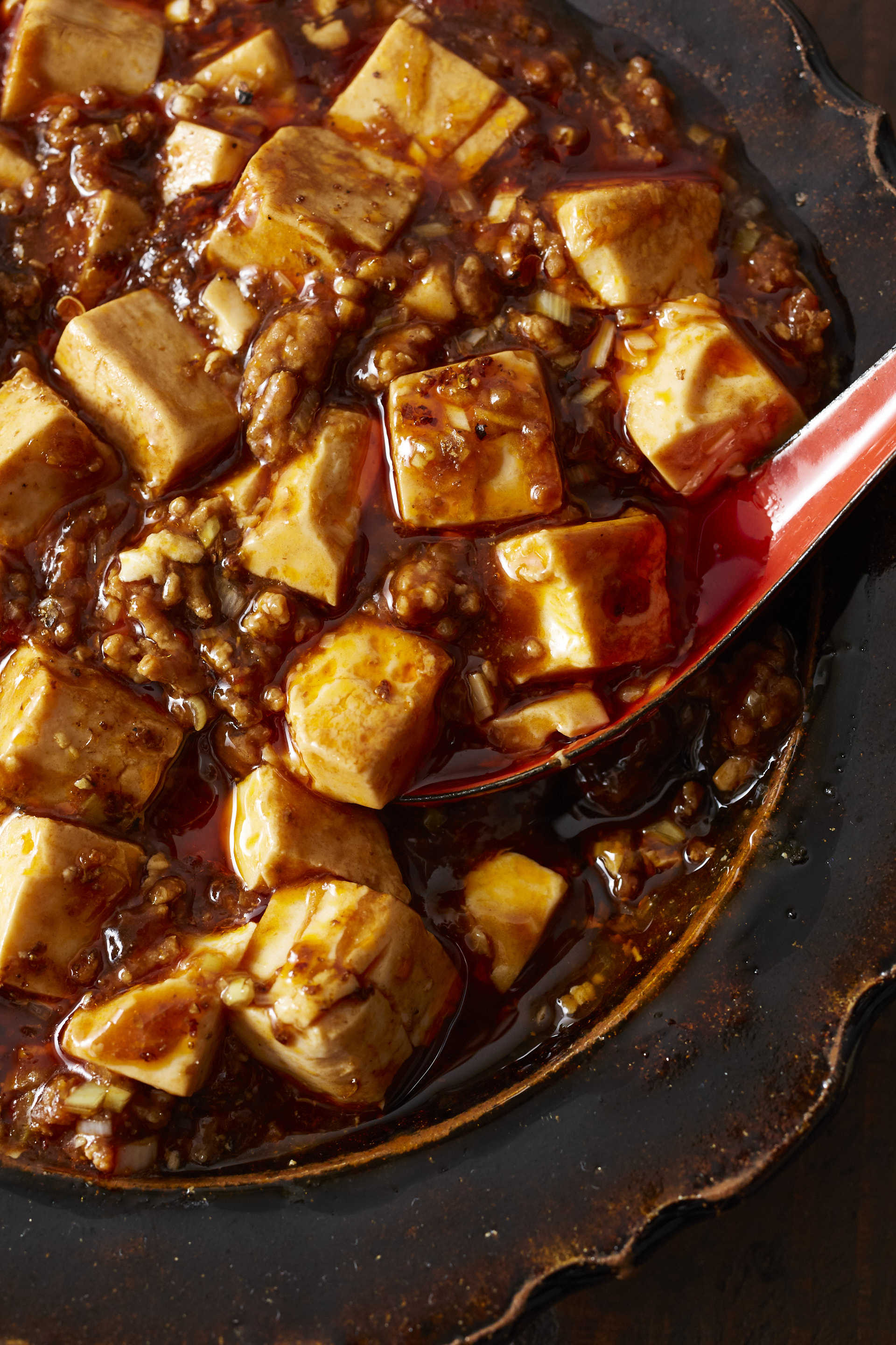 しびれる辛さとうまさの麻婆豆腐。肉と調味料をしっかり焼き付けよう。