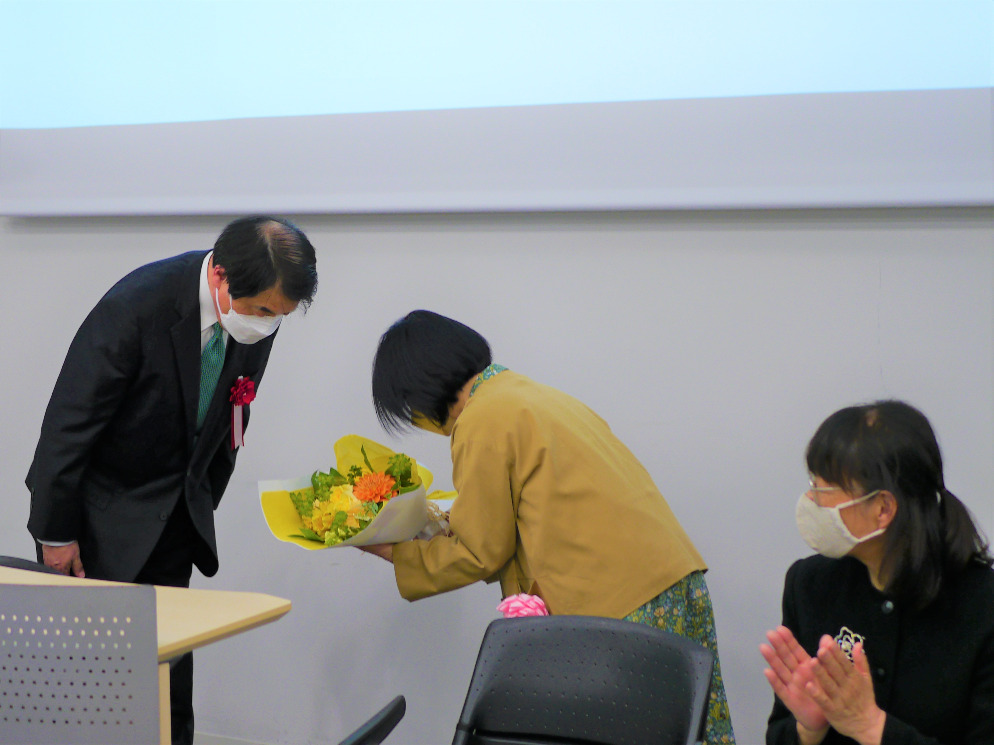 「大賞を受賞した島村さんに賞状と花束が贈呈」画像