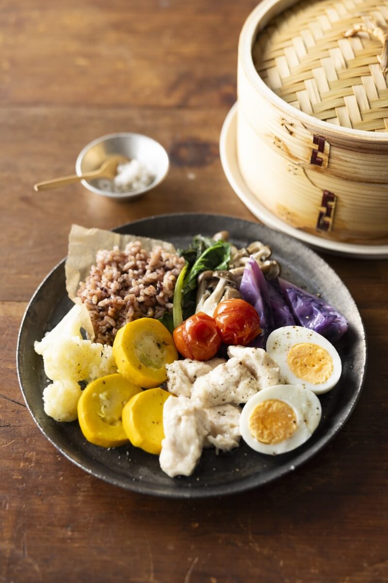 「冷凍ごはん、お肉、野菜、卵…食べたいものをせいろにどんどん詰めて蒸すだけで、ヘルシーなワンプレートが完成」紙面