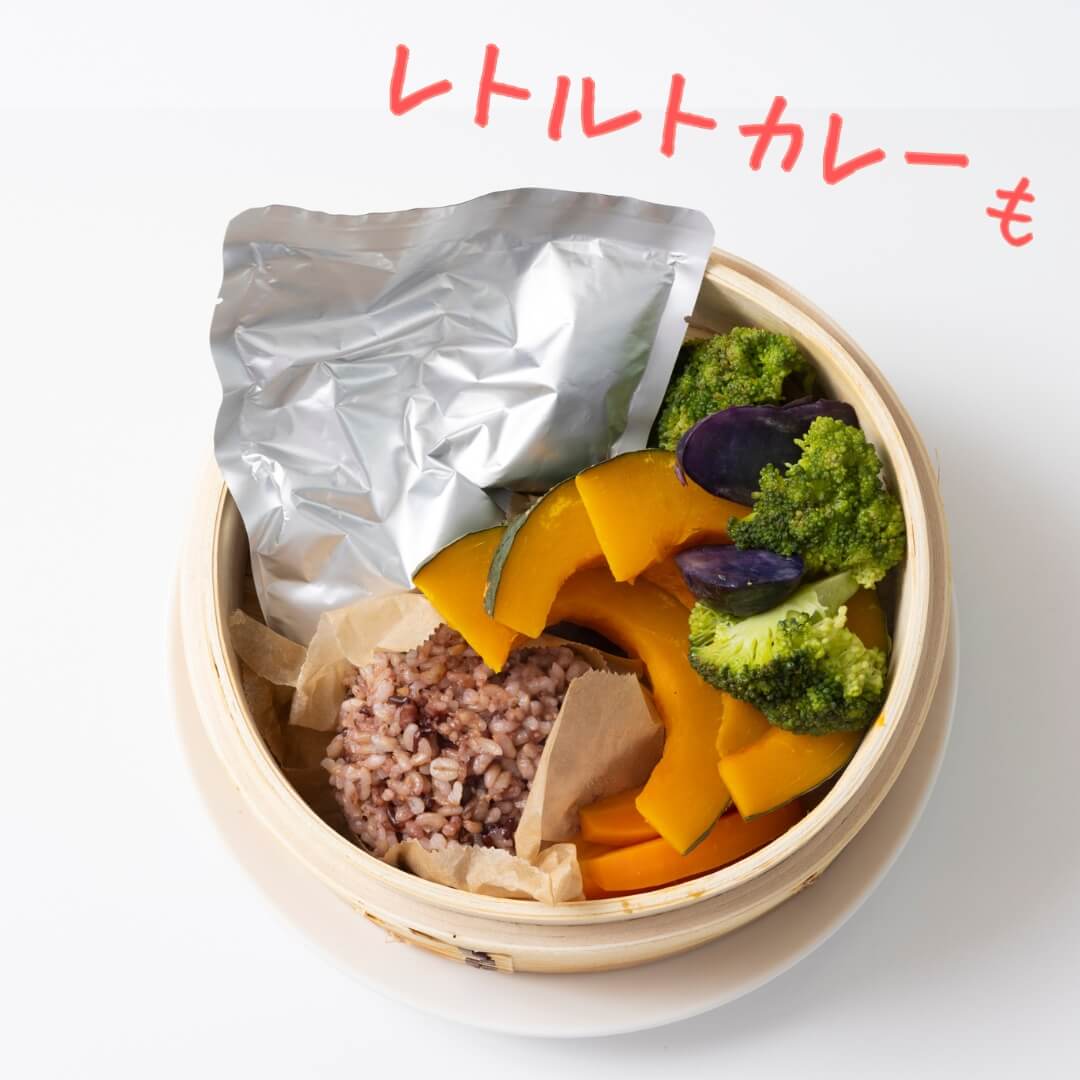 「野菜と冷凍ごはん、レトルトカレーをいっしょに蒸せば、おしゃれなカフェ風ワンプレートのできあがり。」画像