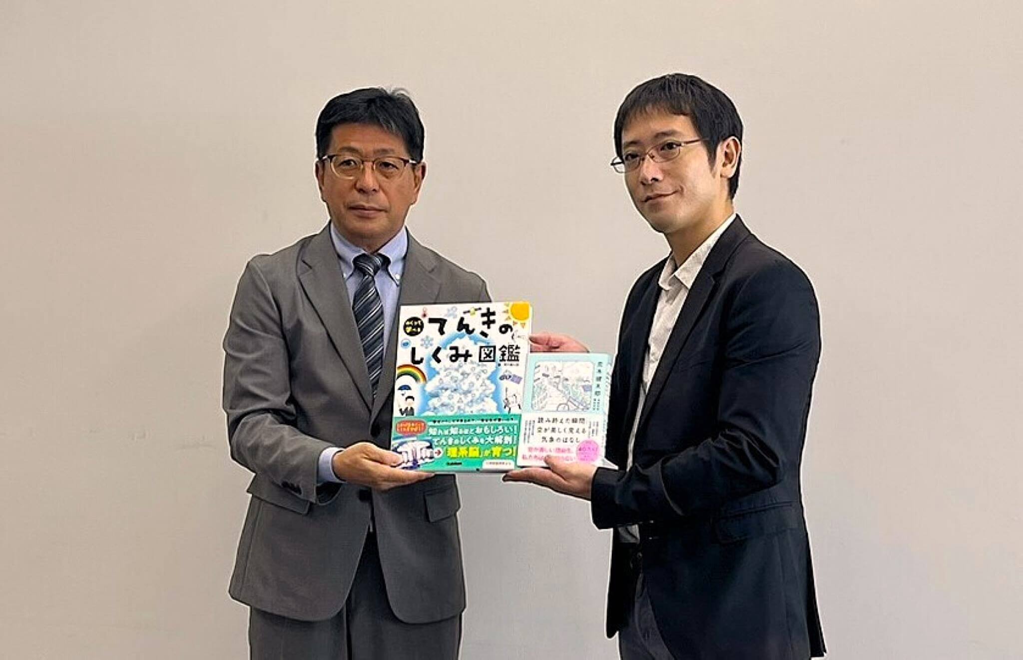 「柳橋常喜県教育長（左）と荒木健太郎さん（右）」画像