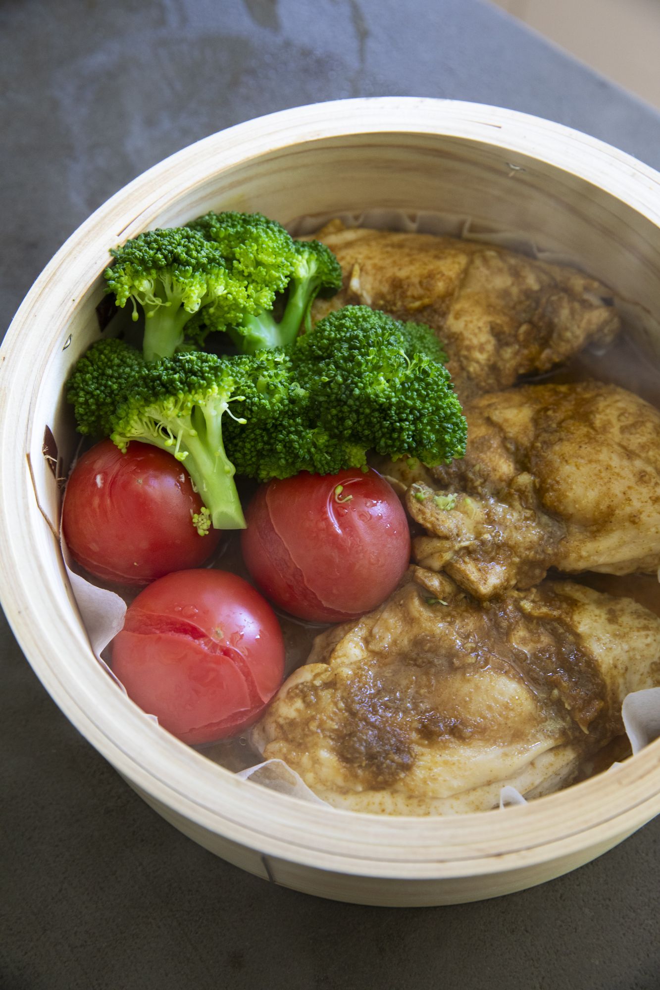 「鶏むね肉とトマトのカレーソース蒸し」画像